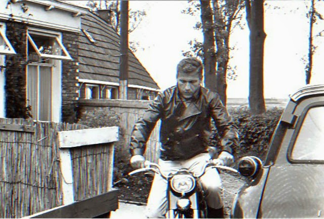 Gerard Reve op zijn motorfiets.