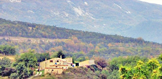 Het Geheime Landgoed, gezien vanaf de hoge berg die ernaast ligt.