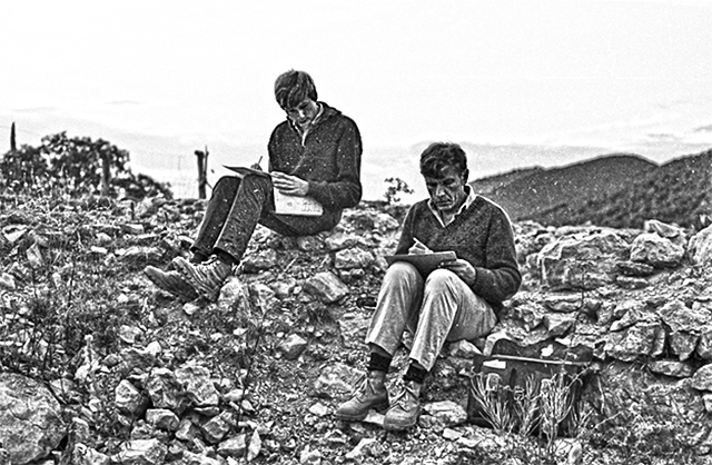 Reve en Woelrat, schrijvend op een berg bouwstenen.